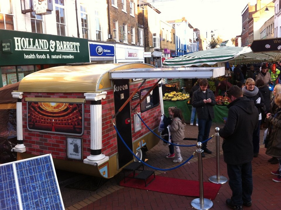 Ο πιο μικρός κινηματογράφος του κόσμου σε... τροχόσπιτο [εικόνες & βίντεο] | iefimerida.gr 5