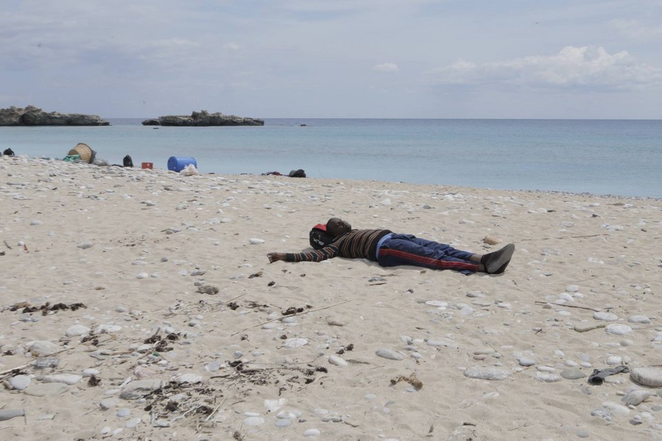 Ο φωτογράφος που έφτασε πρώτος στη Γαύδο και αντίκρισε τους 157 μετανάστες: «Μόλις με είδαν με αγκάλιαζαν κι έκλαιγαν» [εικόνες] | iefimerida.gr 8