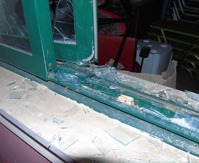 Απίστευτο: Το ιατρείο σε γήπεδο στην Κεφαλονιά είχε... ξαπλώστρες παραλίας, αντί για φορείο [εικόνες] | iefimerida.gr 2