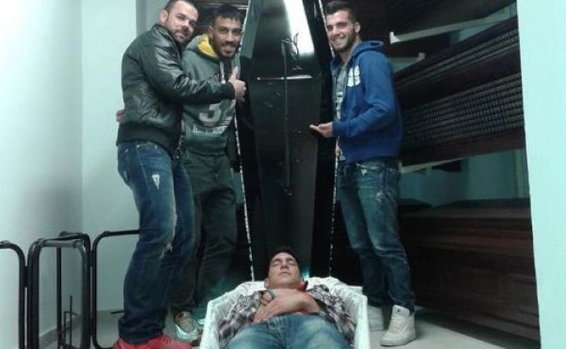 Ποδοσφαιριστές με «μαύρο» χιούμορ -Παίκτης του Ηροδότου φωτογραφήθηκε σε φέρετρο [εικόνα] | iefimerida.gr 0