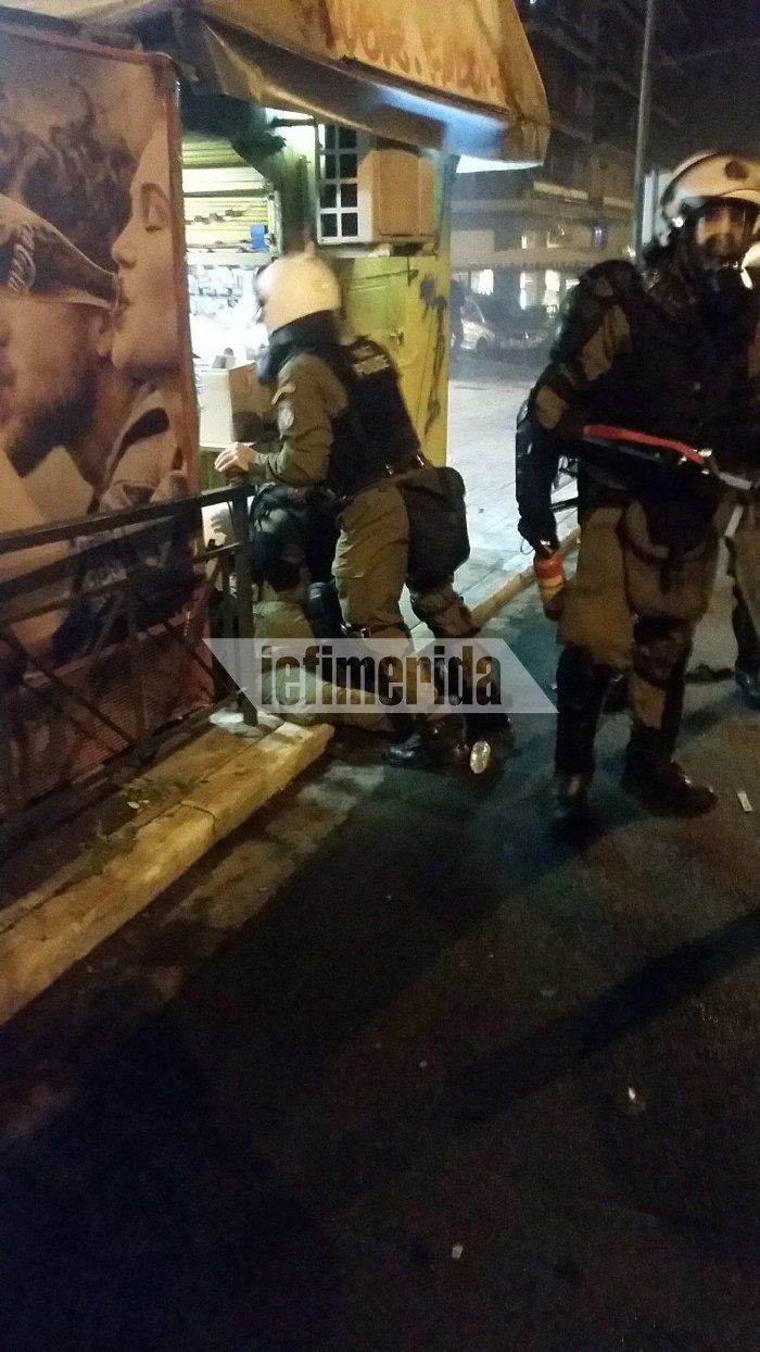 Επεισόδια και μολότοφ στα Εξάρχεια μετά την πορεία για το Πολυτεχνείο [εικόνες & βίντεο]  | iefimerida.gr 11