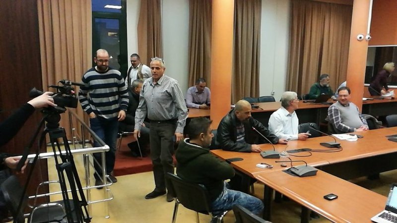 Xίος: Ενταση στο δημοτικό συμβούλιο -Αποχώρησαν όταν άρχισαν να μιλούν μέλη της ΧΑ [εικόνες & βίντεο] | iefimerida.gr 0