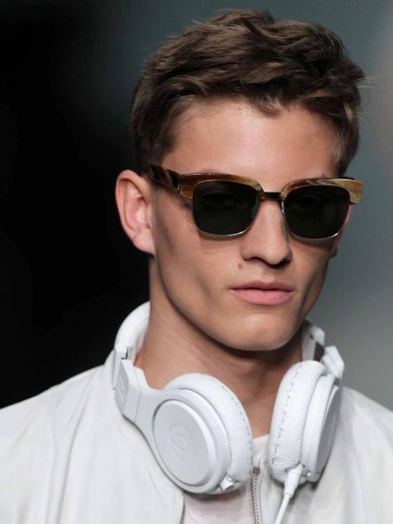 Ούτε καπέλο, ούτε ρολόι -Το νέο καυτό αξεσουάρ είναι τα ακουστικά [εικόνες] | iefimerida.gr 1