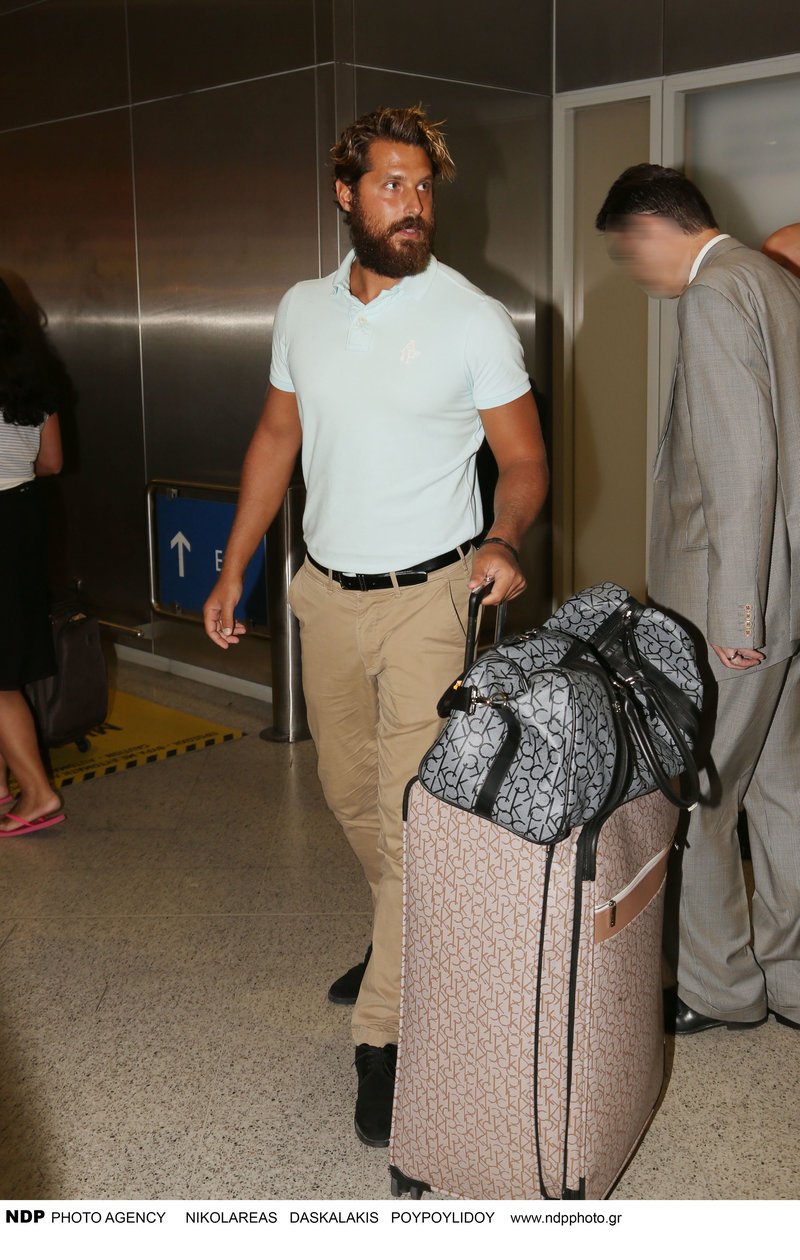 Η έκπληξη του Δρυμωνάκου στον Νάσο Παπαργυρόπουλο -Τον περίμενε στο αεροδρόμιο [εικόνες]  | iefimerida.gr 7