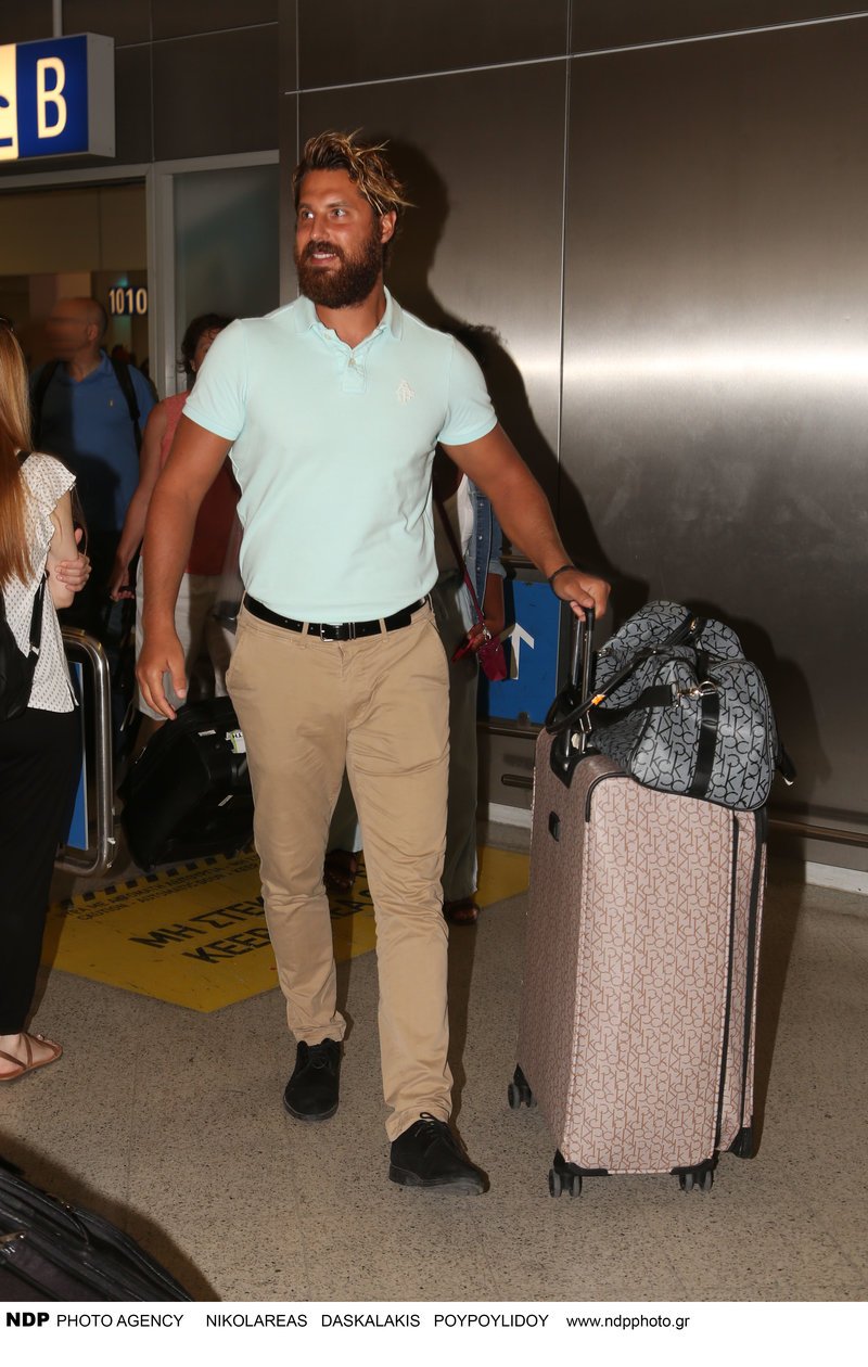 Η έκπληξη του Δρυμωνάκου στον Νάσο Παπαργυρόπουλο -Τον περίμενε στο αεροδρόμιο [εικόνες]  | iefimerida.gr 6