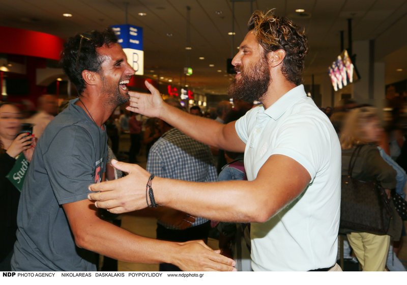 Η έκπληξη του Δρυμωνάκου στον Νάσο Παπαργυρόπουλο -Τον περίμενε στο αεροδρόμιο [εικόνες]  | iefimerida.gr 2