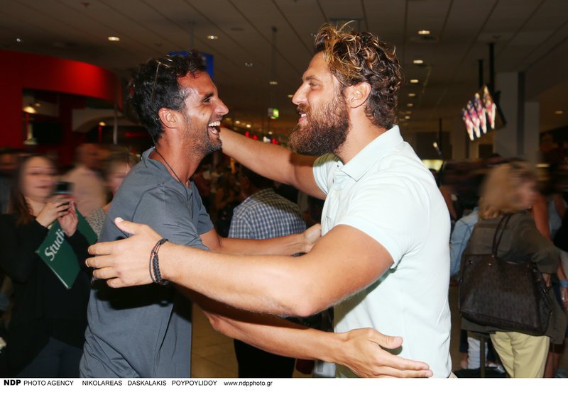 Η έκπληξη του Δρυμωνάκου στον Νάσο Παπαργυρόπουλο -Τον περίμενε στο αεροδρόμιο [εικόνες]  | iefimerida.gr 3