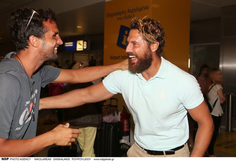 Η έκπληξη του Δρυμωνάκου στον Νάσο Παπαργυρόπουλο -Τον περίμενε στο αεροδρόμιο [εικόνες]  | iefimerida.gr 1