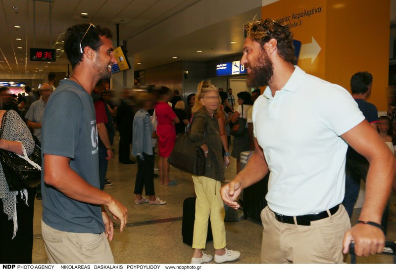 Η έκπληξη του Δρυμωνάκου στον Νάσο Παπαργυρόπουλο -Τον περίμενε στο αεροδρόμιο [εικόνες]  | iefimerida.gr 0