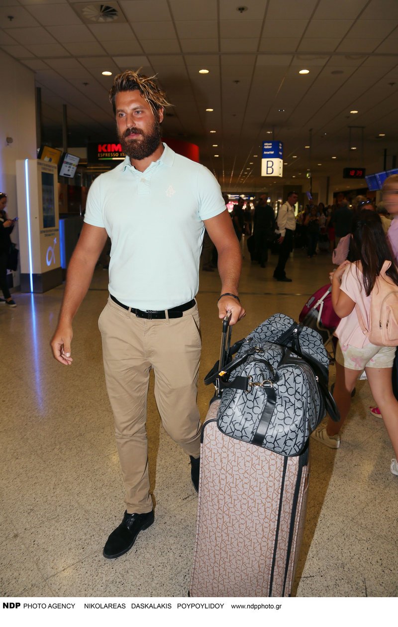 Η έκπληξη του Δρυμωνάκου στον Νάσο Παπαργυρόπουλο -Τον περίμενε στο αεροδρόμιο [εικόνες]  | iefimerida.gr 5
