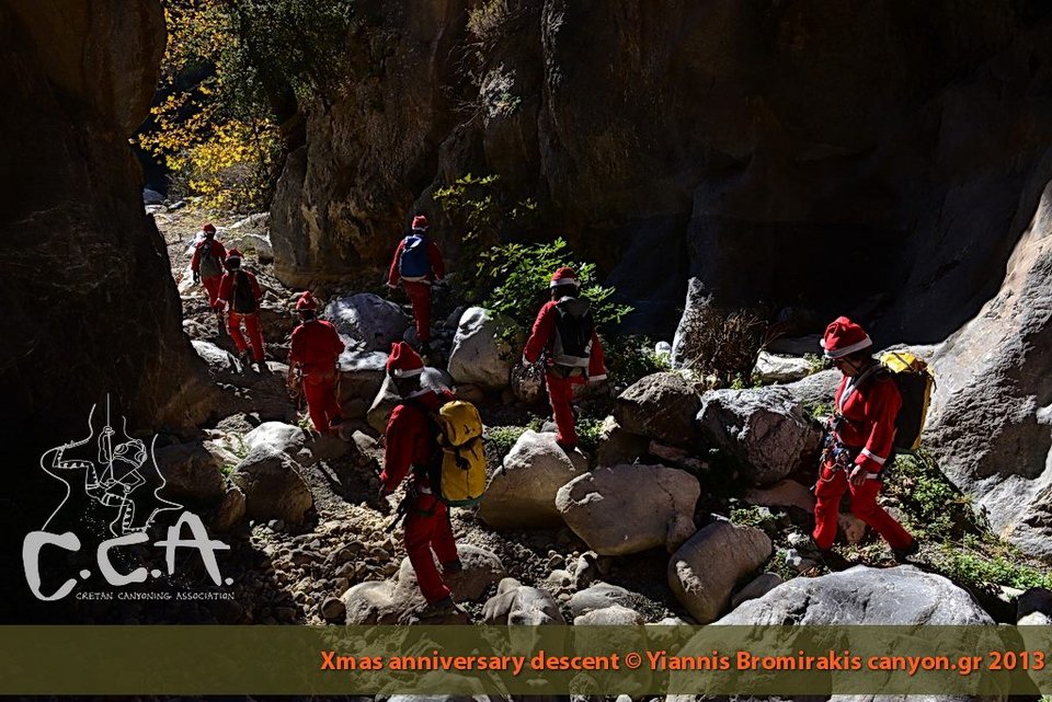 Αγιοι Βασίληδες έκαναν κατάβαση στο φαράγγι του Ελιγκα στην Κρήτη [εικόνες] | iefimerida.gr 1