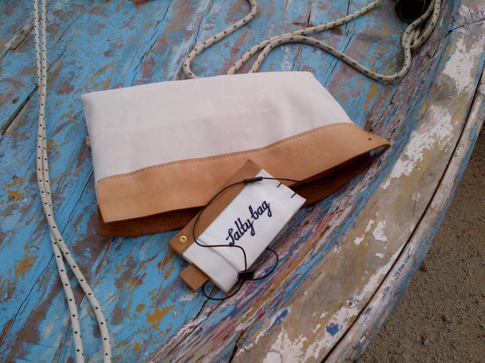 Ελληνικό δαιμόνιο: Εφτιαξαν επιχείρηση που πουλάει τσάντες με... αλμυρά πανιά και ξεπουλάνε [εικόνες] | iefimerida.gr 2