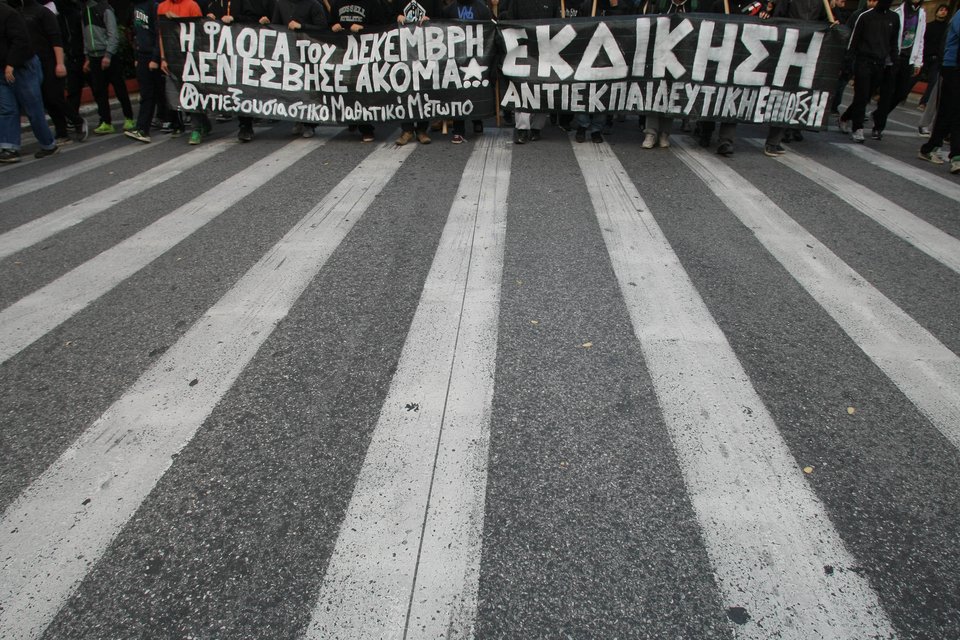 Η μαθητική πορεία για τον Γρηγορόπουλο στα Προπύλαια [εικόνες & βίντεο] | iefimerida.gr 9