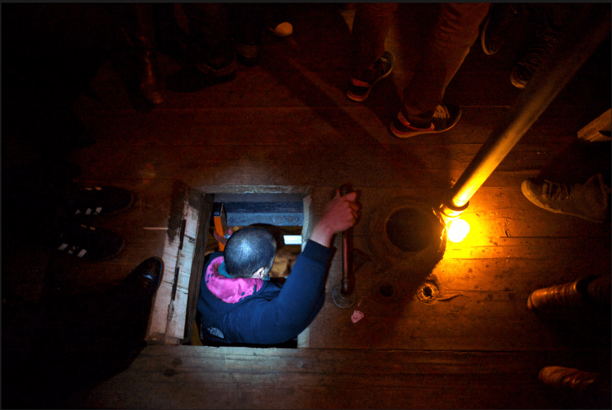 Στα άδυτα του πιο περίεργου, παράνομου, πριβέ μπαρ, μέσα σε δεξαμενή νερού [εικόνες] | iefimerida.gr 8