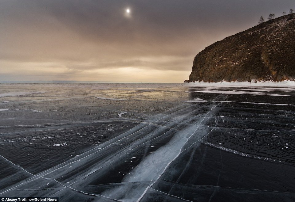 Οι απόκοσμες, εντυπωσιακές ρωγμές της παγωμένης λίμνης Βαϊκάλης [εικόνες] | iefimerida.gr 7
