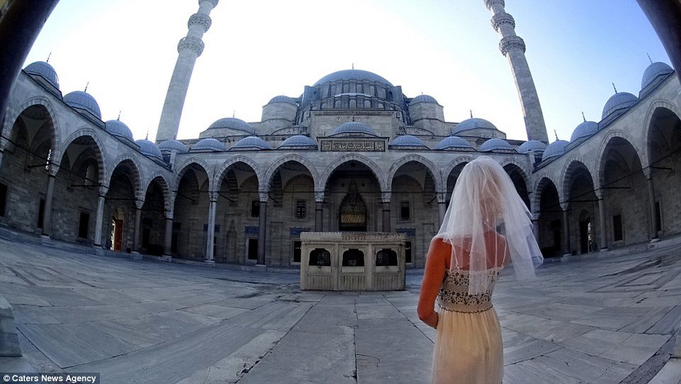 Πήρε διαζύγιο και ταξιδεύει στον κόσμο με το νυφικό της [εικόνες] | iefimerida.gr 6