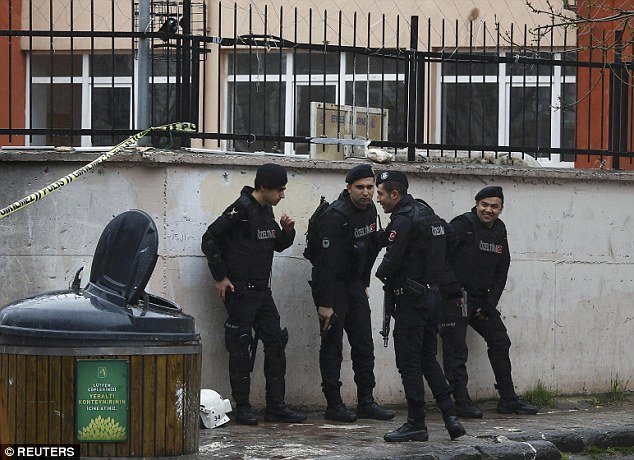 Νεκρές οι 2 γυναίκες που επιτέθηκαν σε αστυνομικό τμήμα της Κωνσταντινούπολης [εικόνες & βίντεο] | iefimerida.gr 7