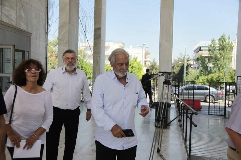 Πλήθος κόσμου συνόδεψε τον Δημήτρη Μαρωνίτη στην τελευταία του κατοικία [εικόνες] | iefimerida.gr 7