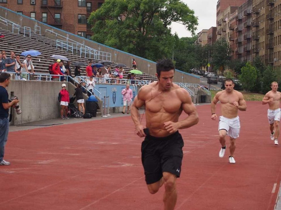 Οι γιάπηδες της Γουόλ Στριτ βγάζουν το κοστούμι και διαγωνίζονται για τον τίτλο του πιο αθλητικού χρηματιστή [εικόνες] | iefimerida.gr 8