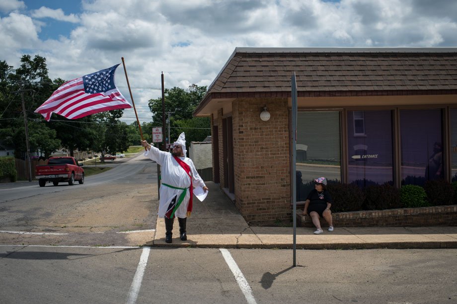 Στα άδυτα της Κου Κλουξ Κλαν - Ο φωτογράφος Αντονι Κάρεν κατάφερε να εισβάλει στον κόσμο τους [εικόνες] | iefimerida.gr 8