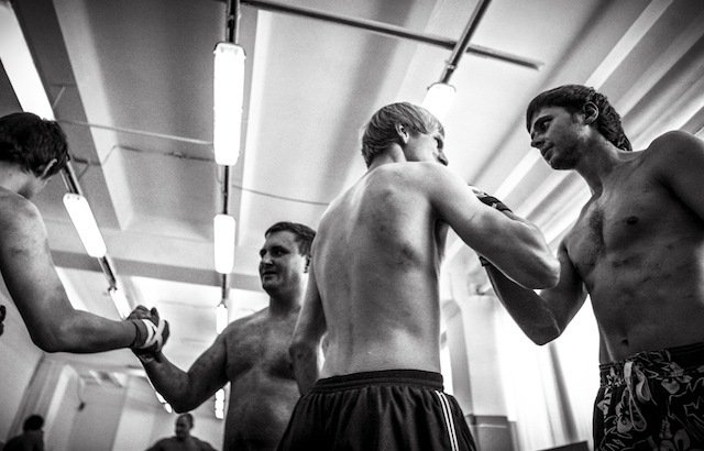 Πλούσιοι Ρώσοι πληρώνουν 900 δολάρια την εβδομάδα για να τους πλακώσουν στο ξύλο [εικόνες & σκληρό βίντεο] | iefimerida.gr 8