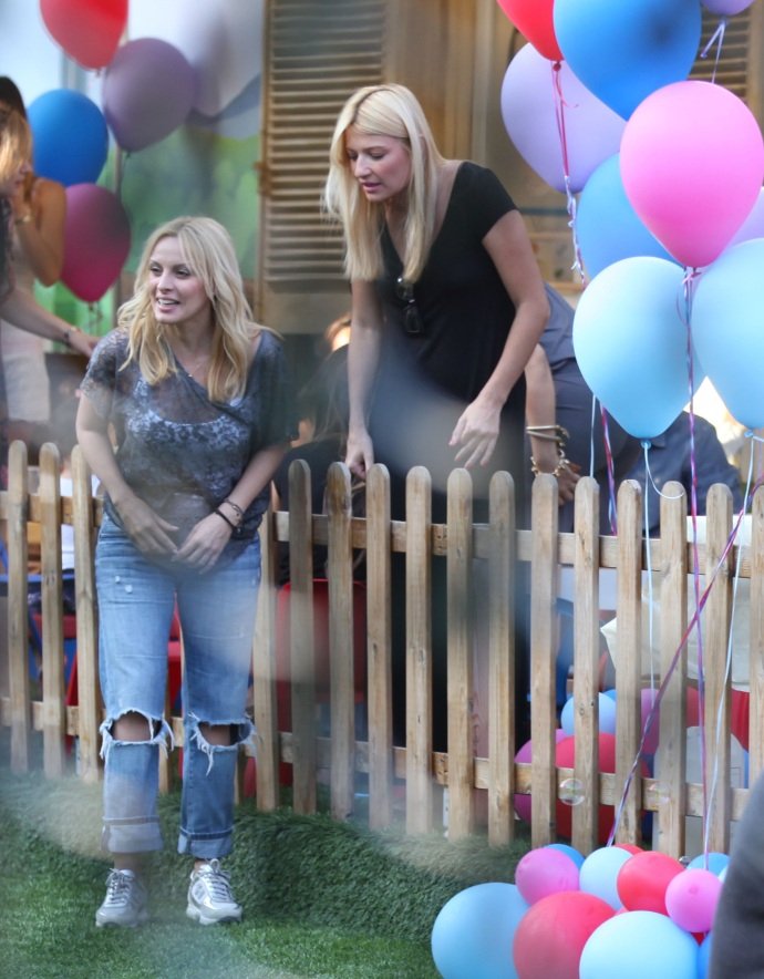 Μποτιλιάρισμα επωνύμων μανάδων στο παιδικό πάρτι της Κοκκίνου [εικόνες]  | iefimerida.gr 6