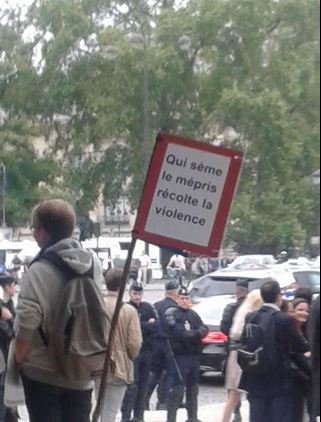 Οι «ξεδοντιάρηδες» του Παρισιού την... πέφτουν στον Ολάντ -Διαδήλωση έξω από τα Ηλύσια Πεδία [εικόνες] | iefimerida.gr 1