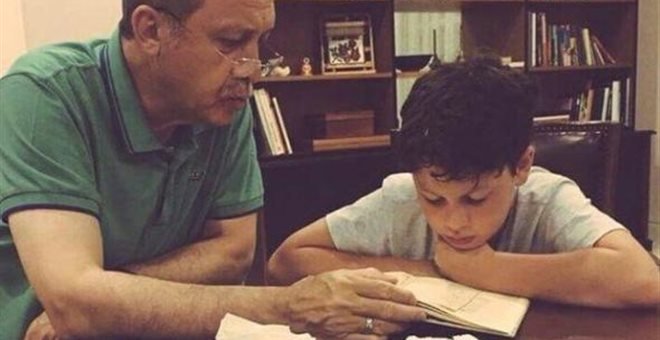Η άλλη... όψη του Ερντογαν -Διδάσκει στον εγγονό του το Κοράνι [εικόνα] | iefimerida.gr 0
