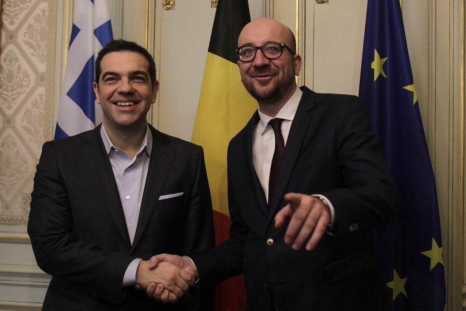 Δεν έβαλε γραβάτα, αλλά λευκό μαντίλι στην τσέπη ο Τσίπρας [εικόνες] | iefimerida.gr 2