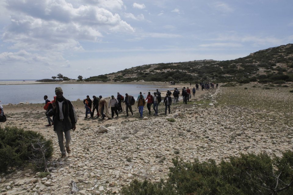 Ο φωτογράφος που έφτασε πρώτος στη Γαύδο και αντίκρισε τους 157 μετανάστες: «Μόλις με είδαν με αγκάλιαζαν κι έκλαιγαν» [εικόνες] | iefimerida.gr 7