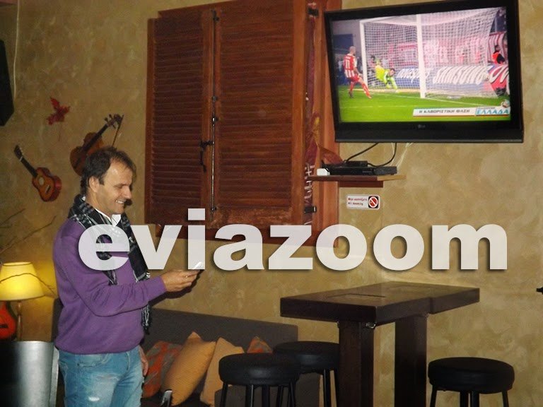 Η χαρά του πατέρα του Τάσου Αυλωνίτη: Κερνούσε τους πάντες μετά το γκολ του γιου του στο ντέρμπι [εικόνες&βίντεο] | iefimerida.gr 0