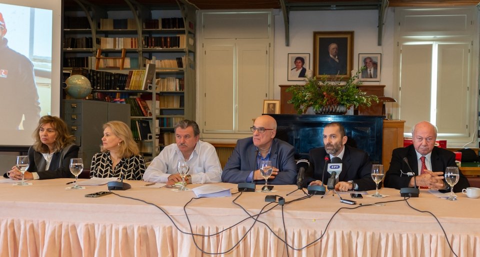 (Από αριστερά), η Επικεφαλής της Διεύθυνσης R+D Καυσίμων και Λιπαντικών κα Μαρία Μοσχοπούλου, η Δ/ντρια Εταιρικής Κοινωνικής Ευθύνης κα Ράνια Σουλάκη, ο Περιφερειάρχης Ιονίων Νήσων κ. Θεόδωρος Γαλιατσάτος, ο Διευθυντής Εταιρικών Σχέσεων Ομίλου ΕΛΠΕ κ. Γιάννης Κορωναίος, ο Γενικός Διευθυντής Εμπορίας Ομίλου ΕΛΠΕ & Διευθύνων Σύμβουλος της ΕΚΟ κ. Ρομπέρτο Καραχάννας και δίπλα του ο Δήμαρχος Κεφαλλονιάς κ. Αλέξανδρος Παρίσης.