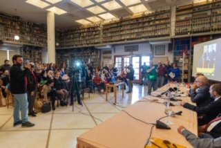Στιγμιότυπο από την Κοργιαλένειο Βιβλιοθήκη Αργοστολίου, όπου δόθηκε η συνέντευξη Τύπου.
