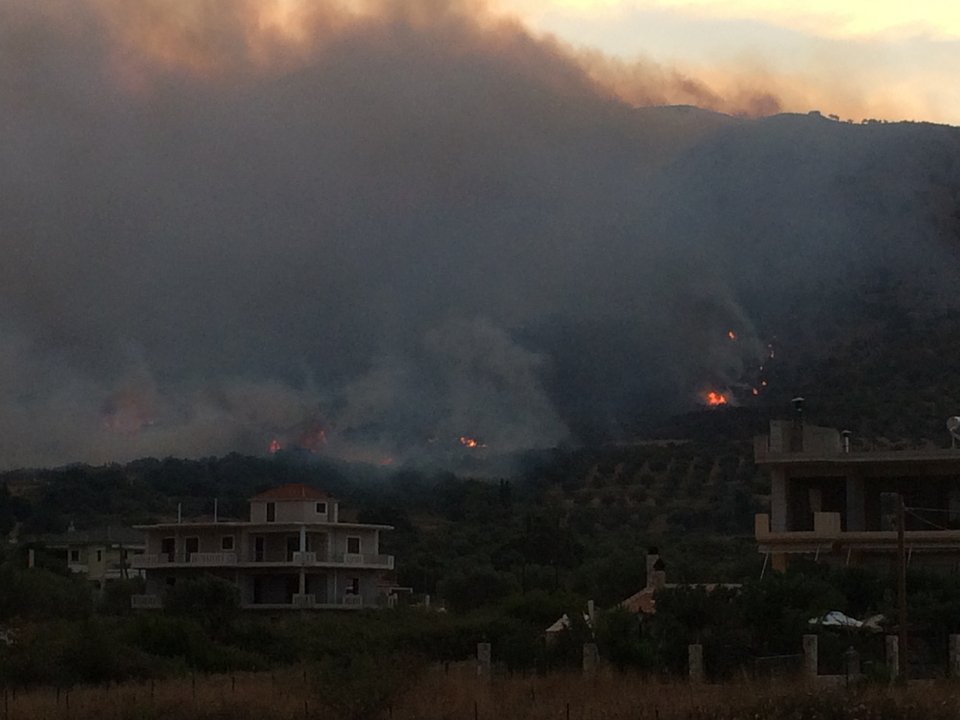 Πύρινο μέτωπο 5 χιλιομέτρων κατακαίει την Αιτωλοακαρνανία [εικόνες] | iefimerida.gr 2