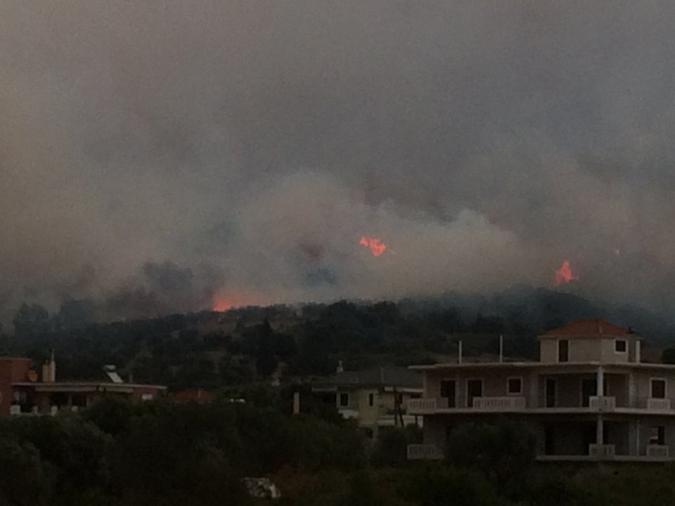 Πύρινο μέτωπο 5 χιλιομέτρων κατακαίει την Αιτωλοακαρνανία [εικόνες] | iefimerida.gr 3