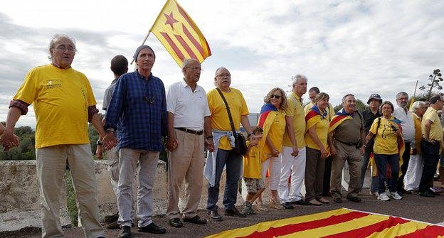 Είναι τρελοί οι Καταλανοί – Πιάστηκαν από τα χέρια σε αλυσίδα 400 χλμ. απαιτώντας την ανεξαρτησία τους [εικόνες] | iefimerida.gr 0