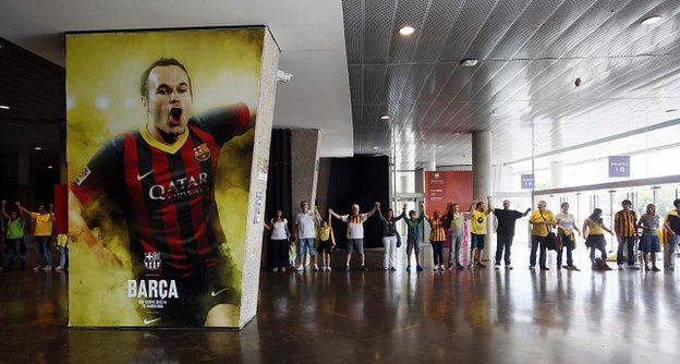 Είναι τρελοί οι Καταλανοί – Πιάστηκαν από τα χέρια σε αλυσίδα 400 χλμ. απαιτώντας την ανεξαρτησία τους [εικόνες] | iefimerida.gr 1