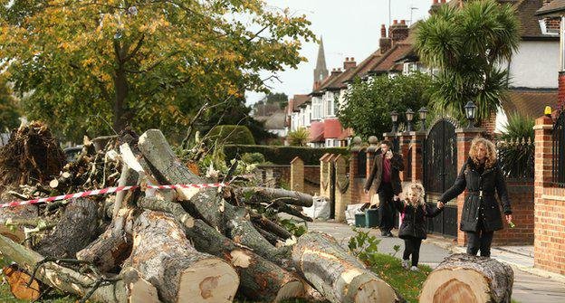 Χάος στη Βρετανία – Τέσσερις νεκροί από τη φονική κακοκαιρία, παρέλυσε η χώρα [εικόνες] | iefimerida.gr 5