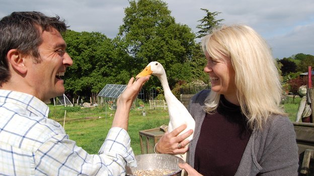 Η εναλλακτική ζωή ενός Βρετανού: Το πρωί είναι γιάπης, το απόγευμα γίνεται αγρότης [εικόνες]  | iefimerida.gr 0