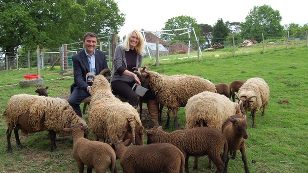 Η εναλλακτική ζωή ενός Βρετανού: Το πρωί είναι γιάπης, το απόγευμα γίνεται αγρότης [εικόνες]  | iefimerida.gr 1