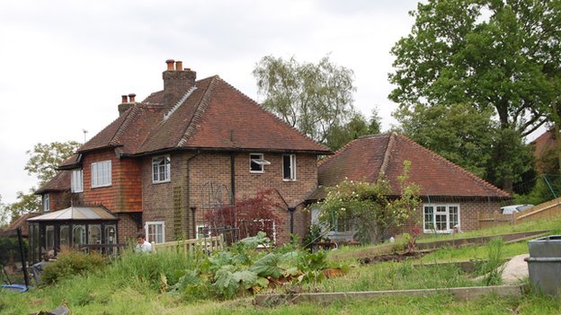 Η εναλλακτική ζωή ενός Βρετανού: Το πρωί είναι γιάπης, το απόγευμα γίνεται αγρότης [εικόνες]  | iefimerida.gr 2