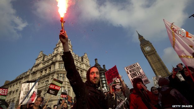 Bία στο Λονδίνο: Συγκρούσεις αστυνομίας και φοιτητών [εικόνες&βίντεο] | iefimerida.gr 0