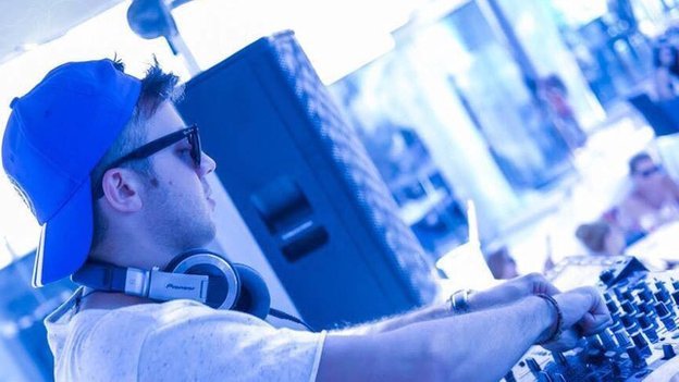 To ντοκιμαντέρ του BBC στην... άλλη Ελλάδα: Υπογεννητικότητα, πορνεία και διπλή ζωή [βίντεο & εικόνες] | iefimerida.gr 0