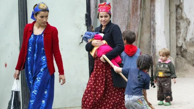 Ξύρισαν 13.000 μούσια και έβγαλαν τις μαντίλες για να μη γίνουν τζιχαντιστές! | iefimerida.gr 1