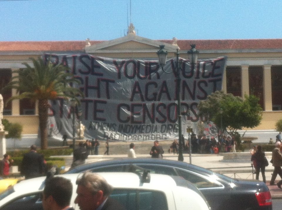 Αντιεξουσιαστές κατέβασαν την ελληνική σημαία στα Προπύλαια μετά το κλείσιμο του Indymedia [εικόνες] | iefimerida.gr 0
