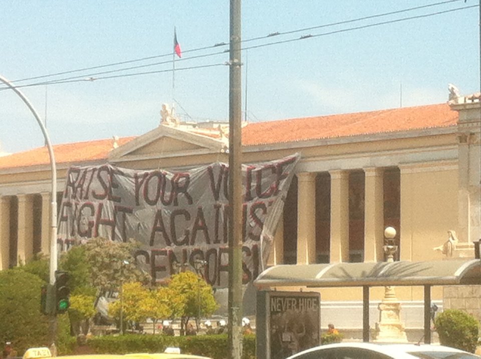 Αντιεξουσιαστές κατέβασαν την ελληνική σημαία στα Προπύλαια μετά το κλείσιμο του Indymedia [εικόνες] | iefimerida.gr 1