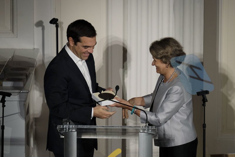 Νέα εμφάνιση της Περιστέρας Μπαζιάνα στη Νέα Υόρκη -Με λευκό κοστούμι [εικόνες] | iefimerida.gr 3