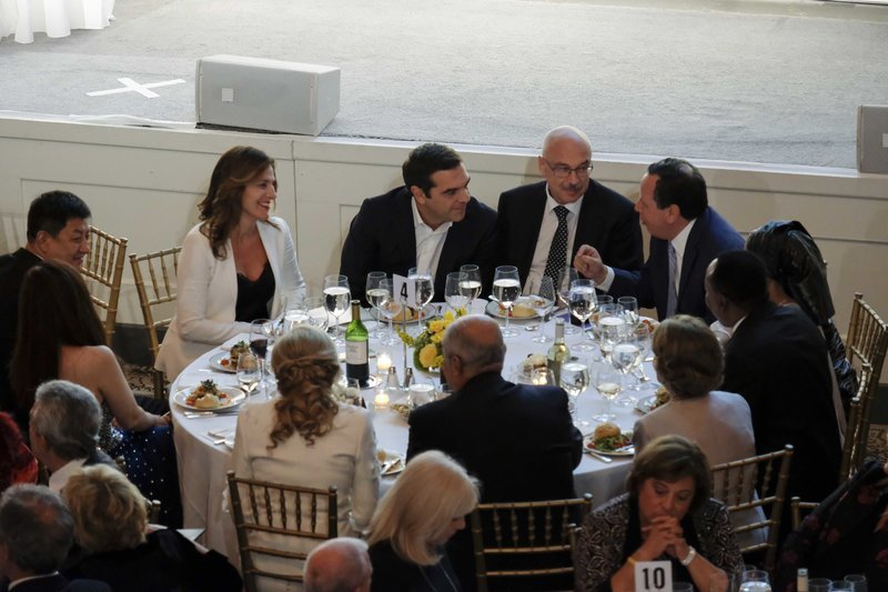 Νέα εμφάνιση της Περιστέρας Μπαζιάνα στη Νέα Υόρκη -Με λευκό κοστούμι [εικόνες] | iefimerida.gr 0