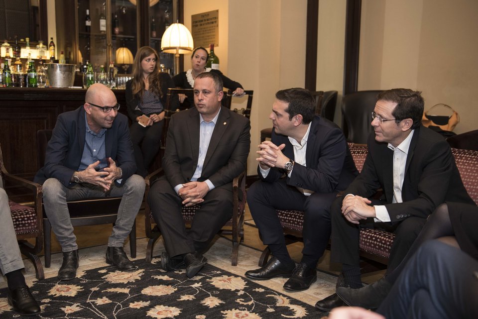 O Τσίπρας έβγαλε και selfie στο Ισραήλ -Με νέους που συνάντησε [εικόνες] | iefimerida.gr 0