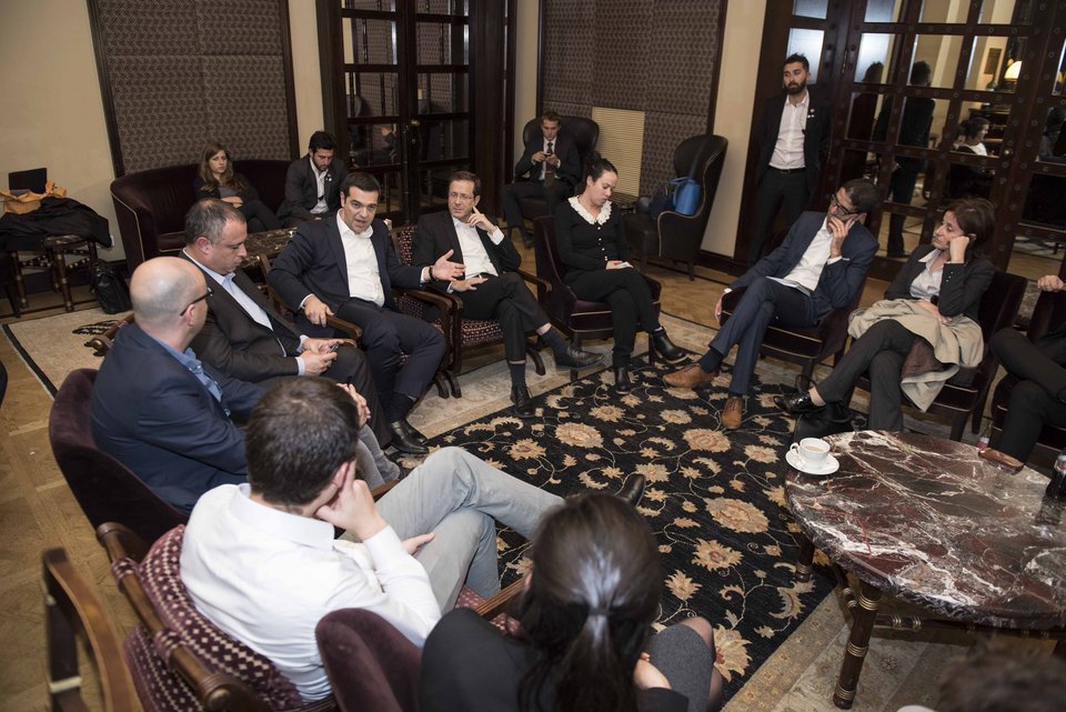 O Τσίπρας έβγαλε και selfie στο Ισραήλ -Με νέους που συνάντησε [εικόνες] | iefimerida.gr 1